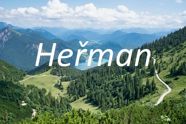Jméno Heřman na pozadí fotografie horského plesa obklopeného lesy.