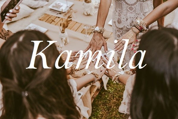 Jméno Kamila na pozadí fotografie spojených rukou několika žen.