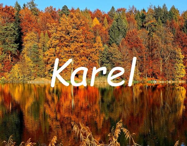 Jméno Karel na pozadí fotografie s barevným lesem na podzim na břehu jezera.