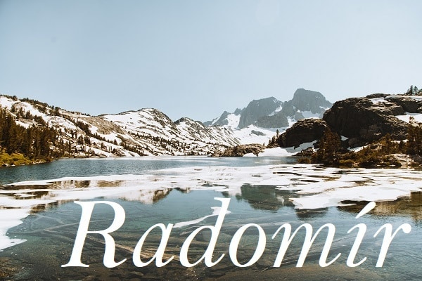 Jméno Radomír na pozadí fotografie zasněženého horského plesa.