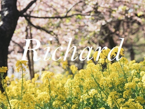 Jméno Richard na pozadí lučních květů a rozkvetlých jabloní.