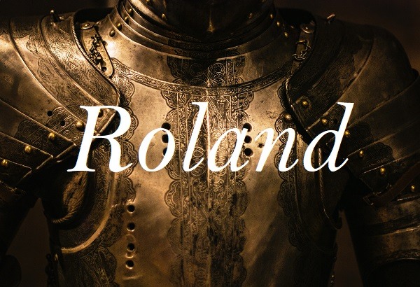 Jméno Roland na pozadí fotografie zdobeného brnění.