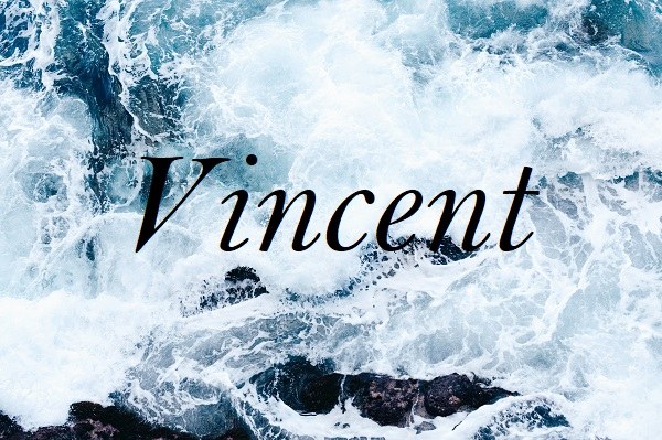 Jméno Vincent na pozadí fotografie rozbouřeného moře.