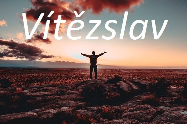 Jméno Vítězslav na pozadí fotografie se siluetou muže při západu slunce.