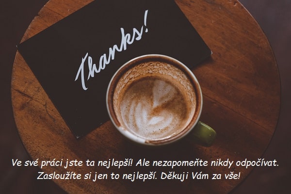 Hrníček s kapučínem a černou kartičkou s nápisem "thanks" a poděkováním a přáním paní učitelce.