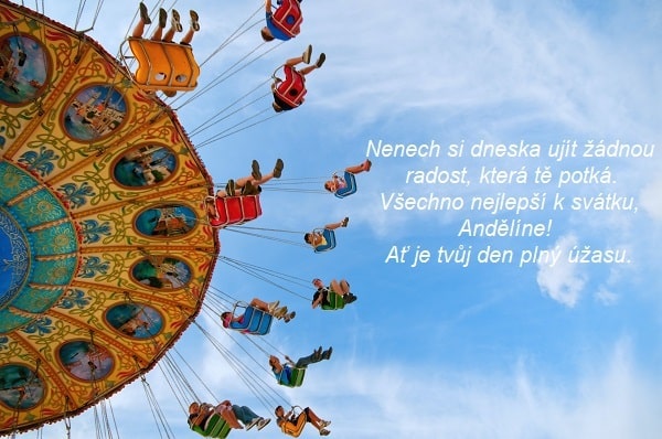 Přání k svátku Andělínovi na pozadí kolotoče s dospělými i dětmi pod modrou oblohou.