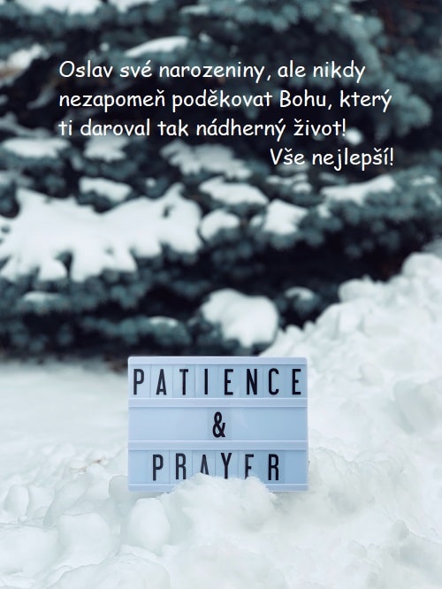 Narozeninové blahopřání pro křesťana na pozadí zimní přírody s tabulkou zdobenou nápisem "Patience and prayer". 