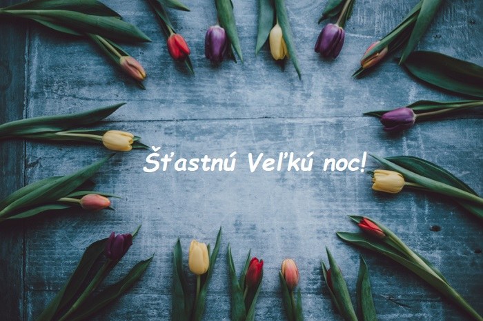 Kruh z tulipánů s přáním k velikonocům slovensky.