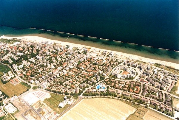 Pohled na město Lido Adriano na břehu moře.