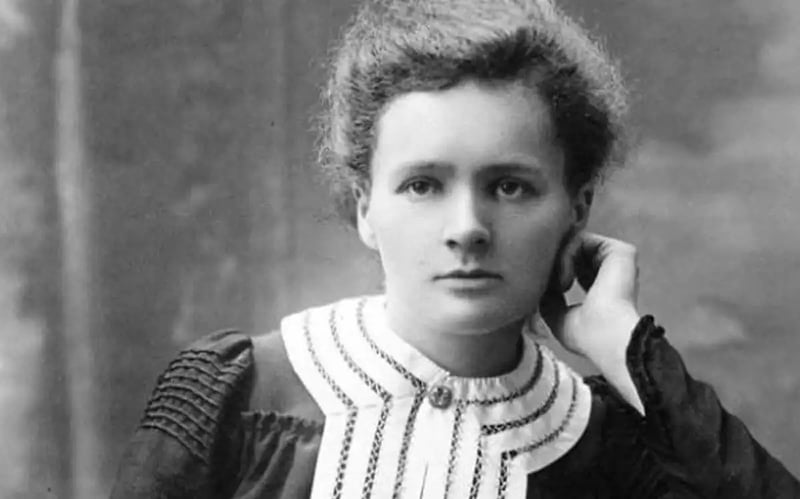 Portrét Marie Curie.