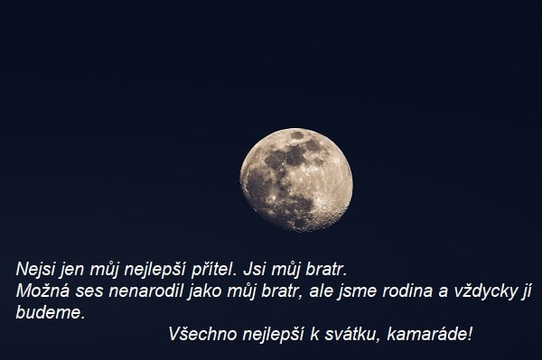 Měsíc na černé obloze s přáním k svátku kamarádovi.