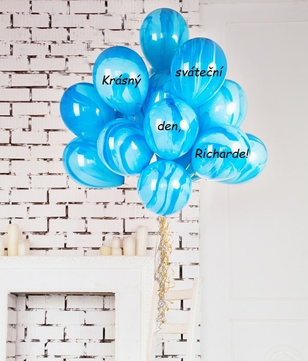 Modré nafukovací balónky, které jsou popsány slovy Krásný sváteční den, Richarde!