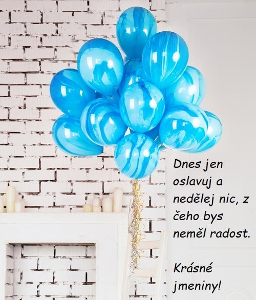 Světle zářivě modré nafukovací balónky s přáním krásných jmenin. 