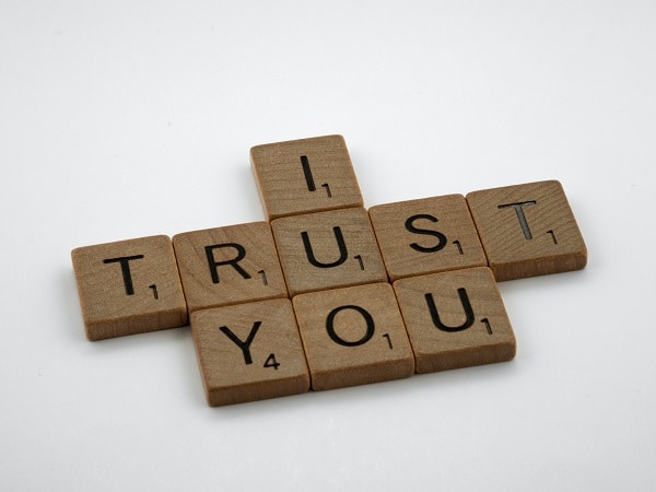 Anglický nápis "I trust you" na kostičkách ze dřeva