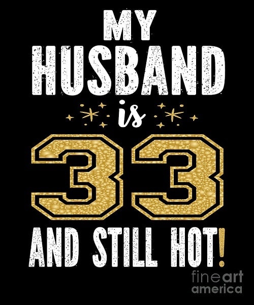 Přání k 33. narozeninám na černém pozadí s bílým anglickým nápisem "My husband is 33 and still hot!". 