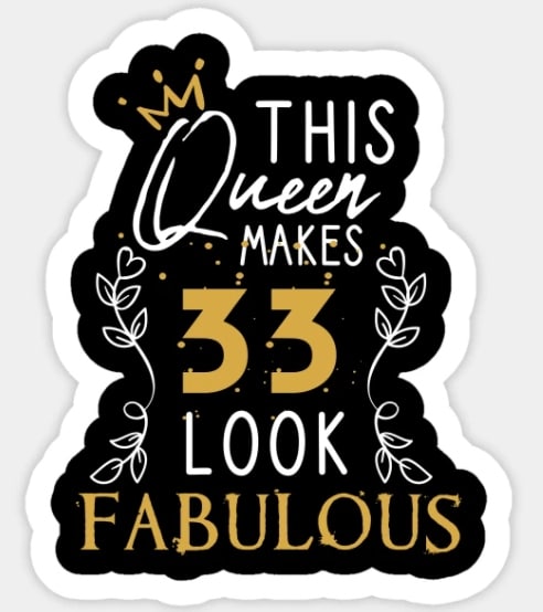 Nápis "This queen makes 33 look fabulous" na černém pozadí zdobeném listy. 