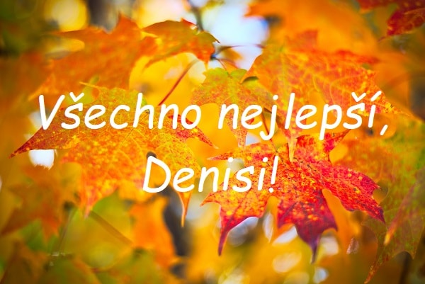 Nápis "Všechno nejlepší, Denisi!" na pozadí větve stromu s barevnými javorovými listy.