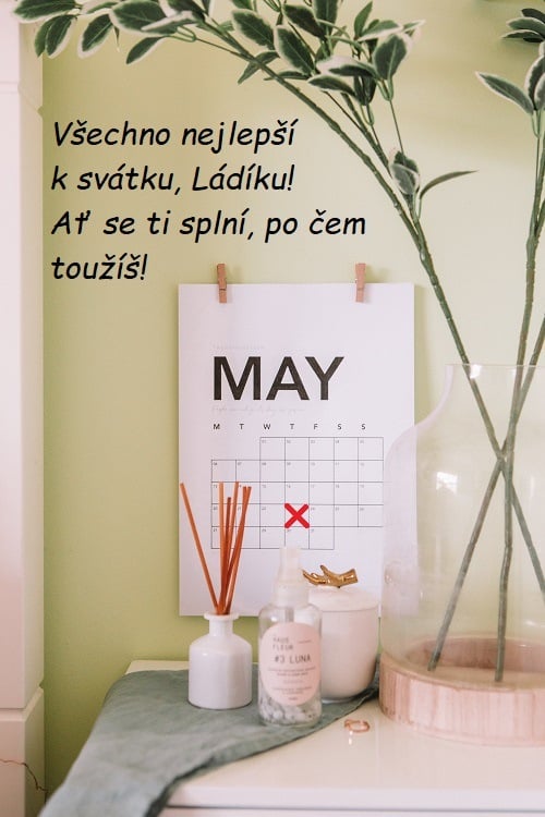 Nástěnný kalendář se stránkou květen a zakřížkovaným dnem 23 s přáním k svátku Vladimírovi.