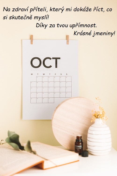Papírový kalendář s písmeny "OCT" a dny v týdnu s přáním krásných jmenin.