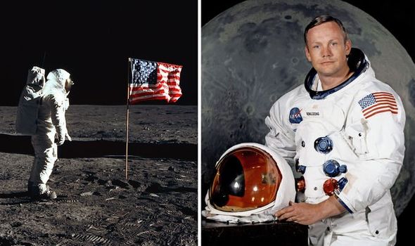 Fotografie Neila Armstronga ve skafandru na Měsíci s americkou vlajkou.