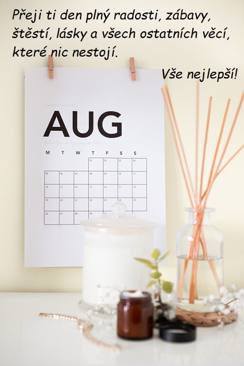 Nástěnný papírový kalendář s písmeny "Aug" a přáním všeho nejlepšího. 