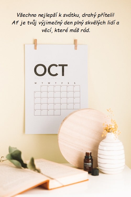 Papírový nástěnný kalendář s písmeny "OCT" a přáním všeho nejlepšího příteli.