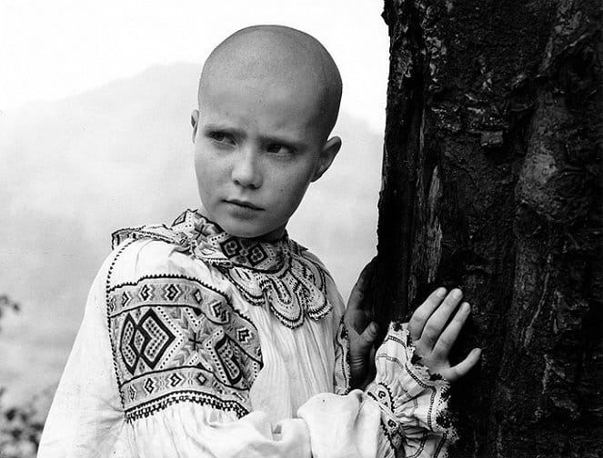 Černobílý snímek Pavlíny Mourkové z filmu Jak se točí rozmarýny.