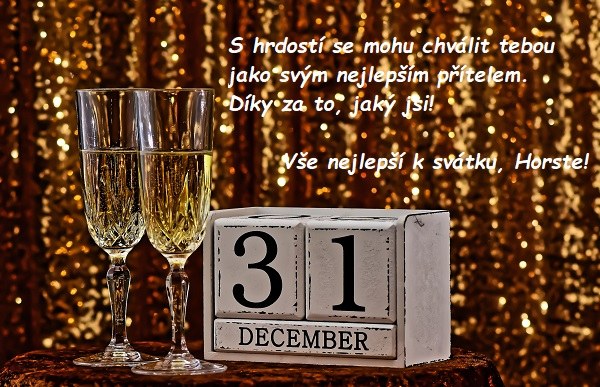 Přání k svátku Horstovi na pozadí dřevěných kostek s nápisem "31 december" a dvěma sklenicemi šampaňského.
