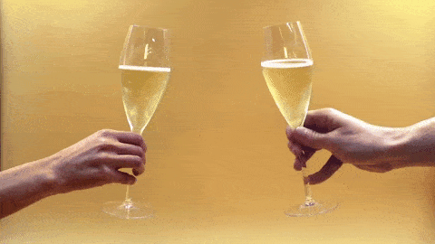 GIF přáníčko k svátku s ťuknutím se sklenicemi šampaňského.