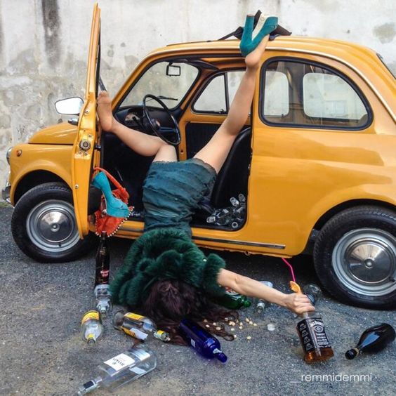 Přání k narozeninám opilá holka padá z auta. 