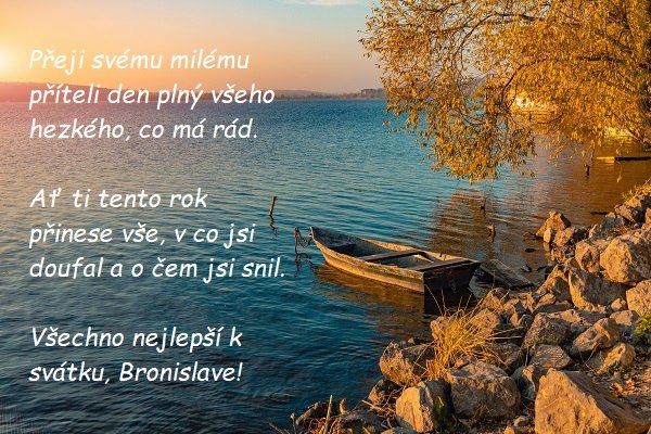 Sváteční přáníčko Bronislavovi na pozadí hladiny moře s loďkou poblíž útesu se stromem.
