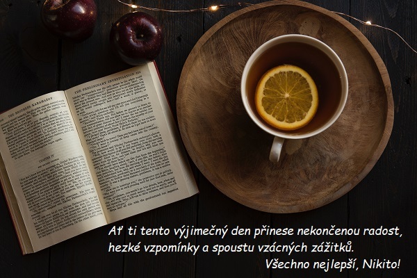 Kniha s šálkem čaje, v němž plave citron a přáním všeho nejlepšího Nikitě.