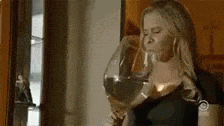 GIF blahopřání k jmeninám žena s velkou sklenicí vína. 