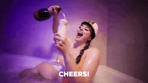 GIF přání k svátku holka s šampaňských ve vaně. 
