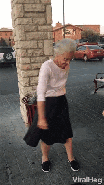 GIF přání k svátku tančící babička. 