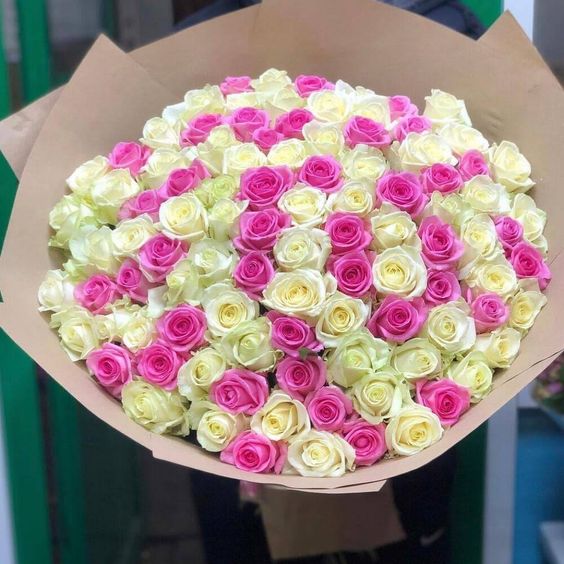 Dárková kytice růžových a bílých růží k svátku. 