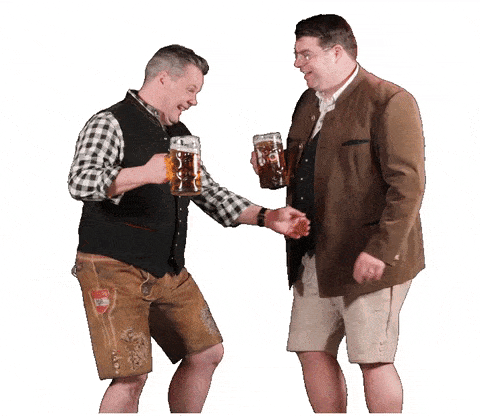 GIF blahopřání k svátku dva oslavující strejdové s pivem. 