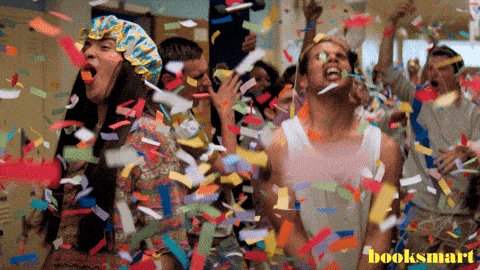 GIF přání k svátku slavící lidi s konfetami. 
