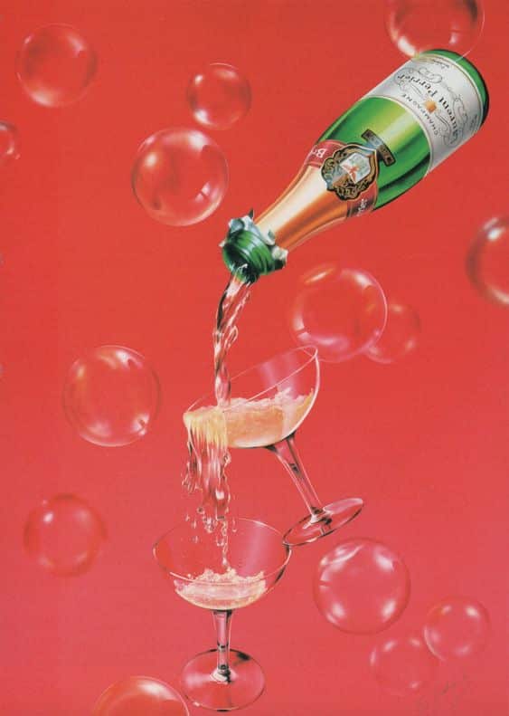 Flaška šampaňského se skleničkami s červeným pozadím. 