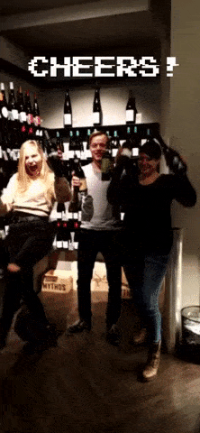 GIF přání oslava tří osob s vínem. 