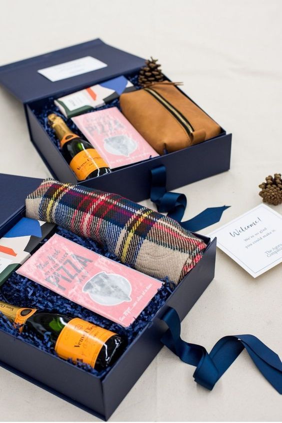 Dárková krabice k svátku pro muže s šálou a šampaňským. 