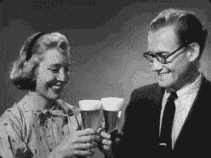 GIF přání k jmeninám oslavující pár s pivem. 