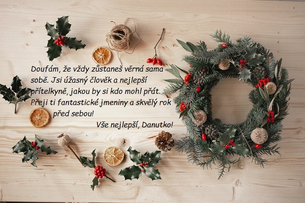 Blahopřání k svátku pro Danutu na dřevěném pozadí s vánočním věncem.