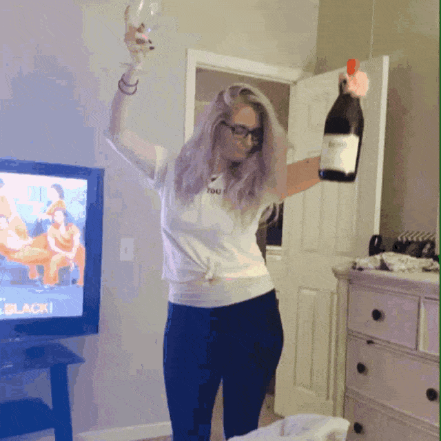 GIF blahopřání k svátku slavící holka s vínem. 