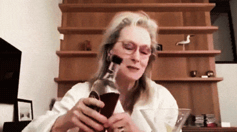 GIF blahopřání k jmeninám žena s lahví vína. 