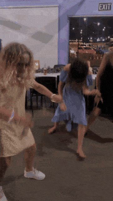 GIF blahopřání k jmeninám tančící holky. 
