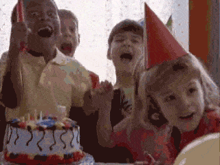 GIF blahopřání k jmeninám dítě na oslavě. 