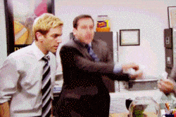 GIF přání k svátku tanec v kanceláři. 