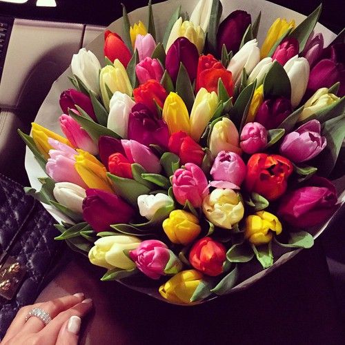 Dárková kytice k svátku s barevnými tulipány. 