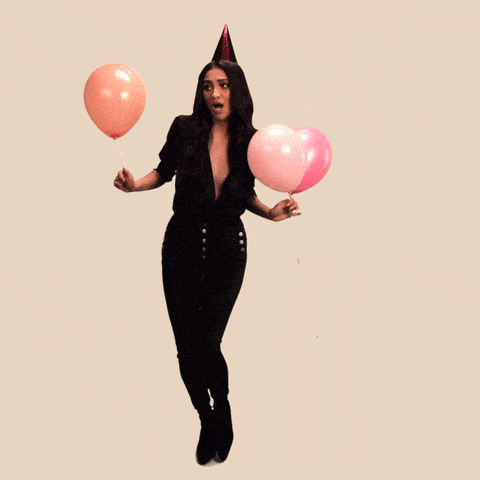 GIF přání k svátku tančící holka s balónky. 